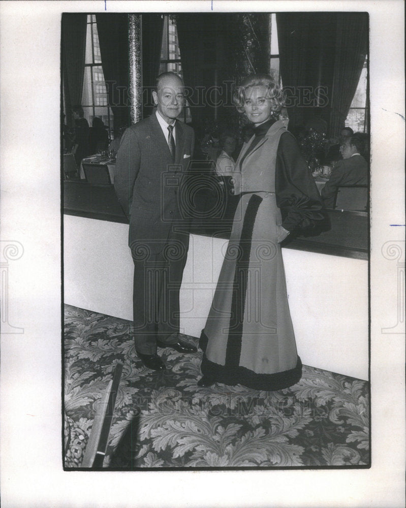 1971 Gerald Sivage Marshall Field Co president Mrs Edward Cole talk-Historic Images