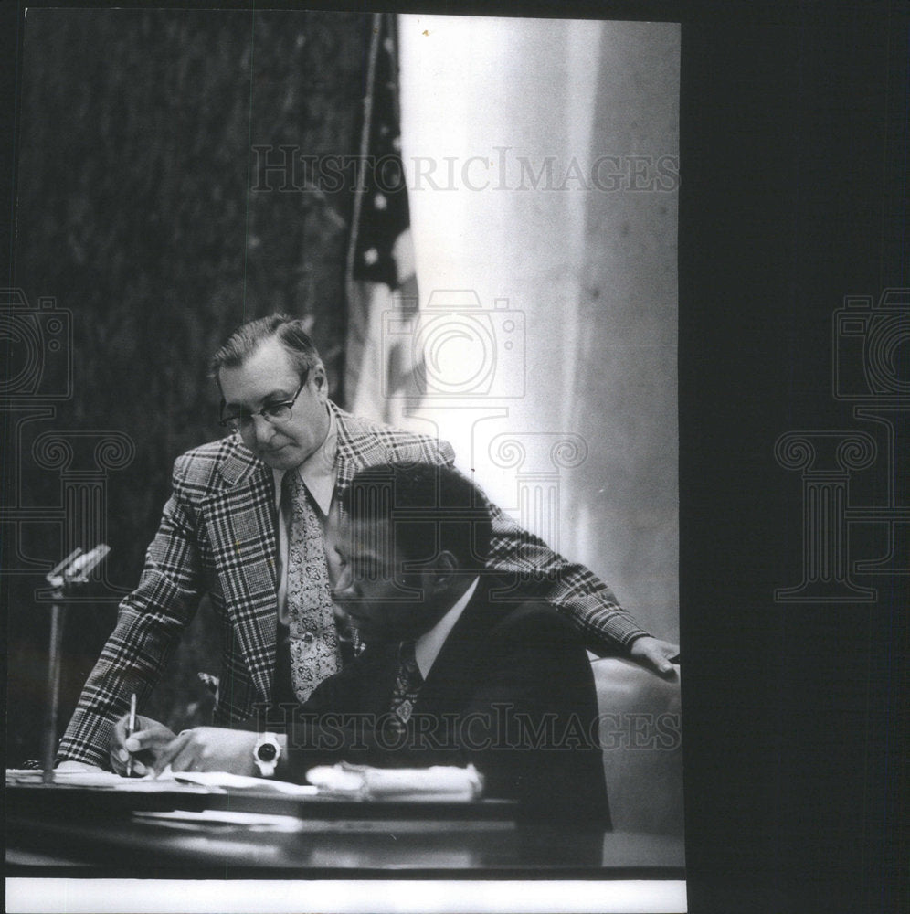 1974 Press Photo Micheal Coletta Mayor Daley hospitalized signs card Chamber - Historic Images