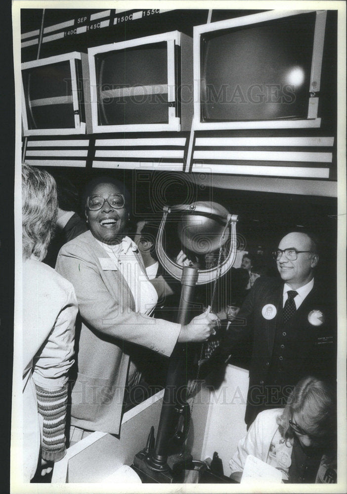 1983 Cardiss Collins Ring Bell Start Trade Option Stock Congress-Historic Images