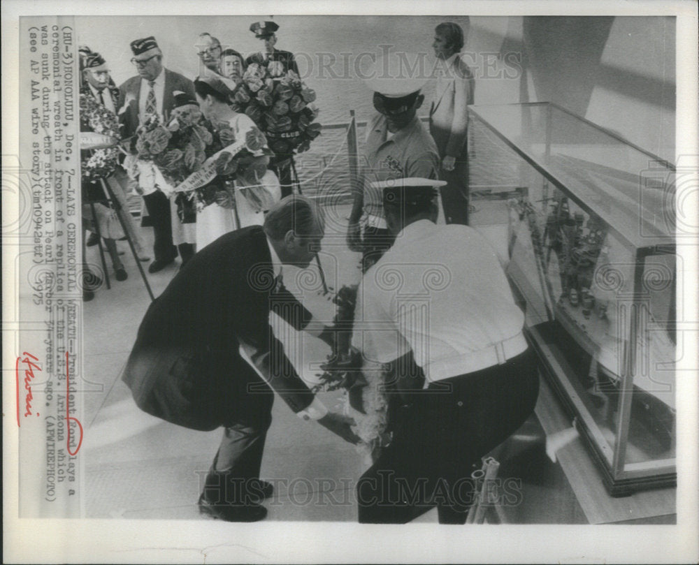 1975 Lays Ceremonial Wreath President Ford Replica USS Arizona Sunk-Historic Images