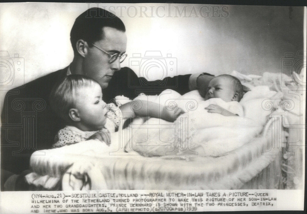1939 Press Photo Netherlands Prince Bernhard W/ Baby Daughters Beatrix & irene- Historic Images