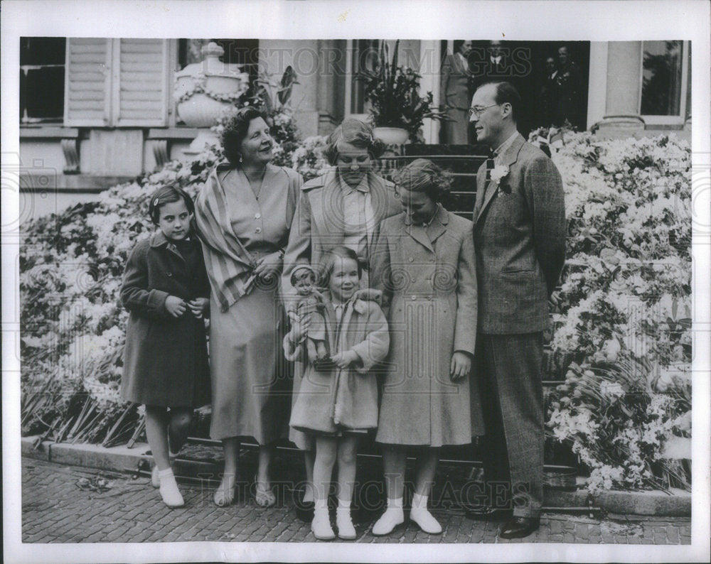 1953 Holands royal Family Princess margriet, Queen juliana, princess-Historic Images