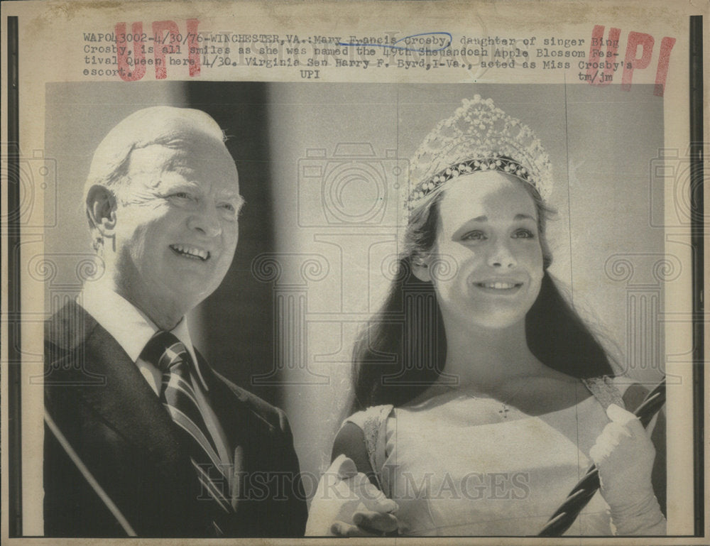 1976 Bing Crosby&#39;s Daughter Mary Is Apple Blossom Queen W/ Sen Byrd - Historic Images