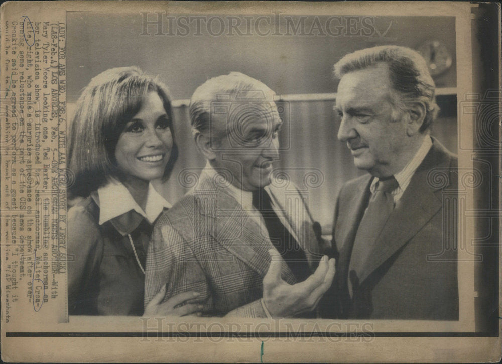 Press Photo Walter Cronkite Guest Stars On Mary Tyler Moore Show - RSC21299- Historic Images