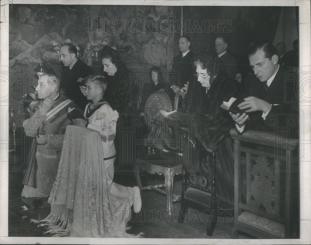 1947 Prince Asturias Juan kneels during his first holy communion - Historic Images