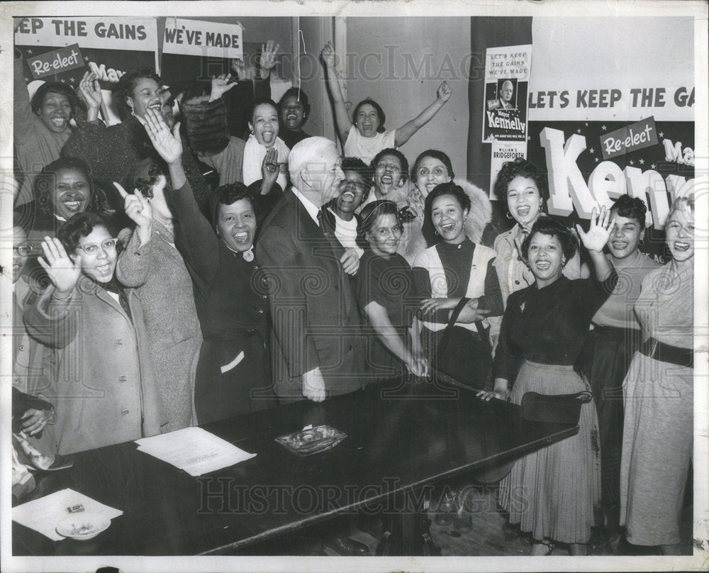 1955 Press Photo Chicago Mayor Martin Kennelly at Campaign headquarters - Historic Images