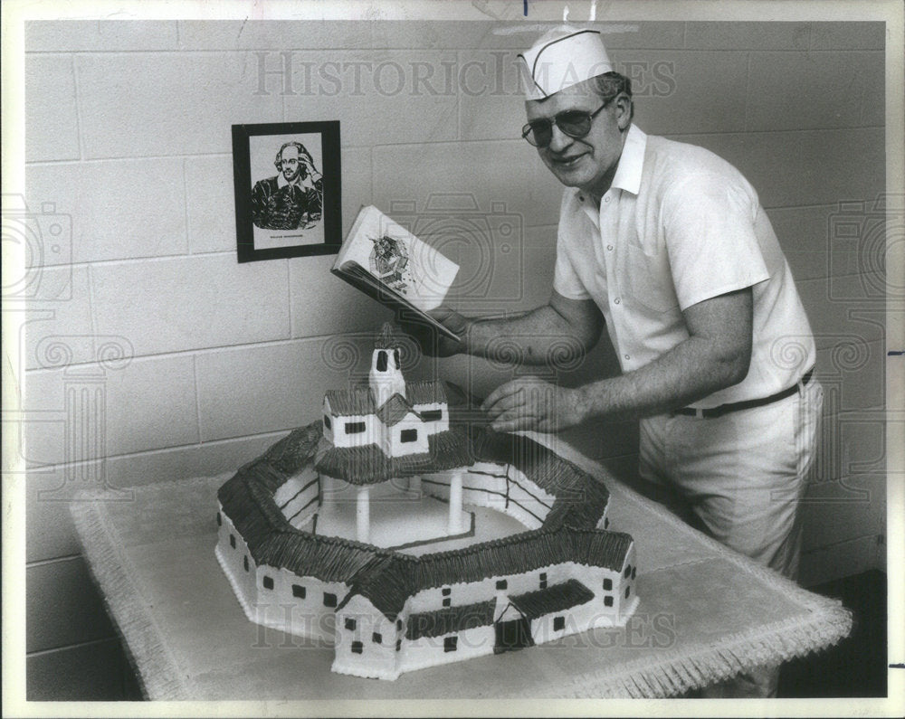 1986 Harper Cllg&#39;s Vincent Kaminski &amp; Globe Theater Shaped Cake - Historic Images