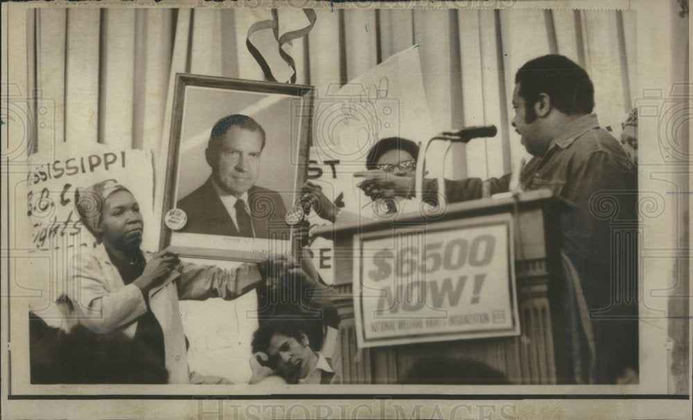 1971 Ralph David Abernathy @ Nat&#39;l Welfare rally Point 2 Nixon&#39;s Pic - Historic Images