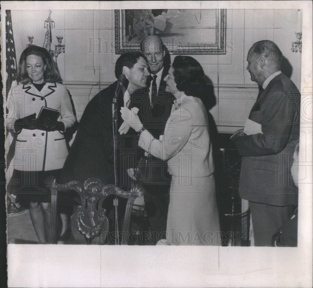 1968 Press Photo 1st Lady Johnson Kisses Chf Prtcl Tyler Abel After Sworn N - Historic Images