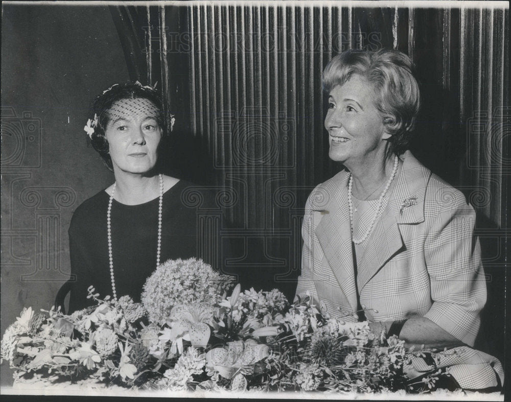 1965 Photo Lake Geueva Flower Show Society Mrs Davis Fellows And Mrs Russell Luc - Historic Images