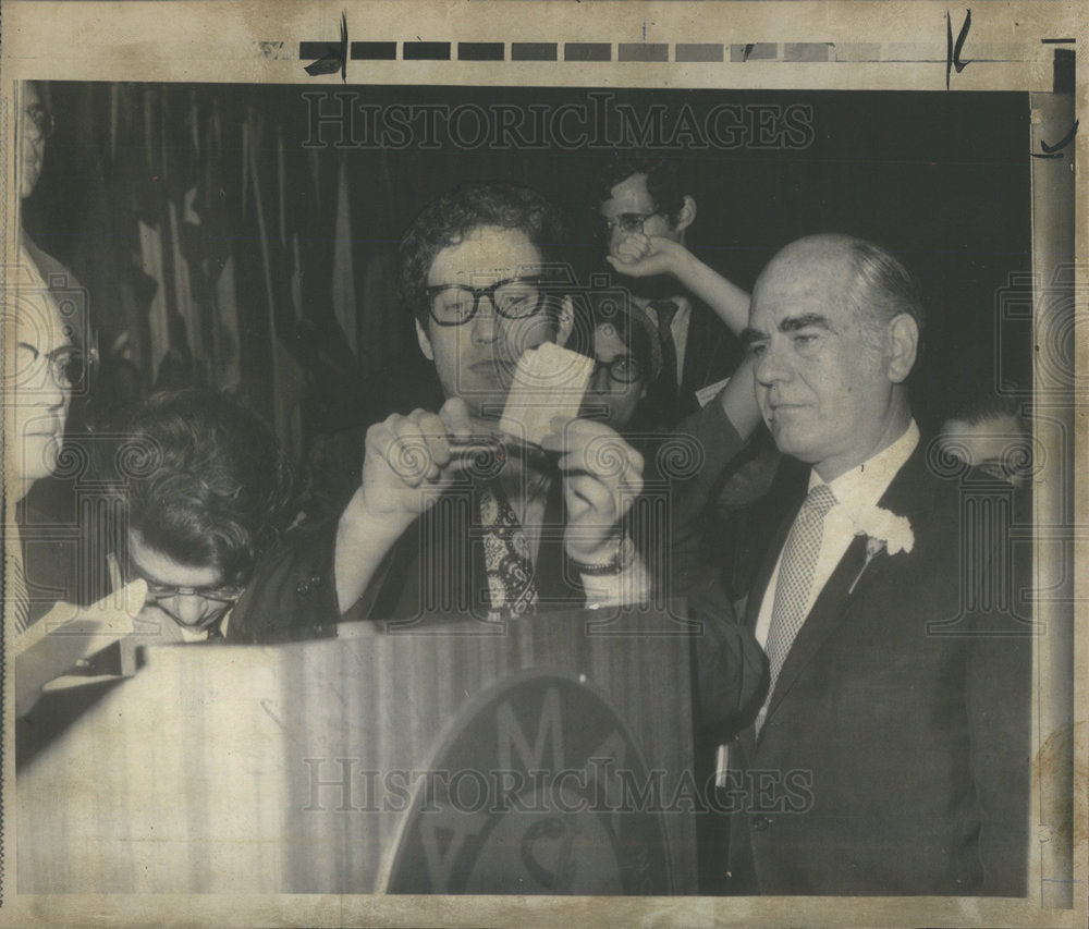 1969 Dr. Richard Kunis Burns Membership Card On Stage - Historic Images