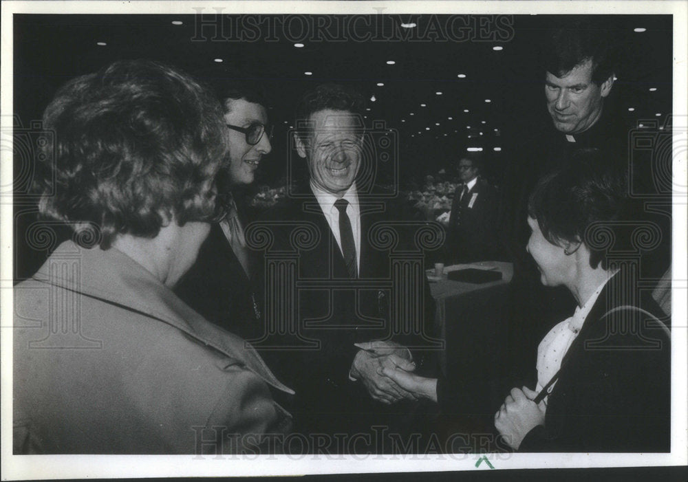 1981 Rev.Hans Kung McCormick Place Man Dinner Lecture Action Chciago - Historic Images