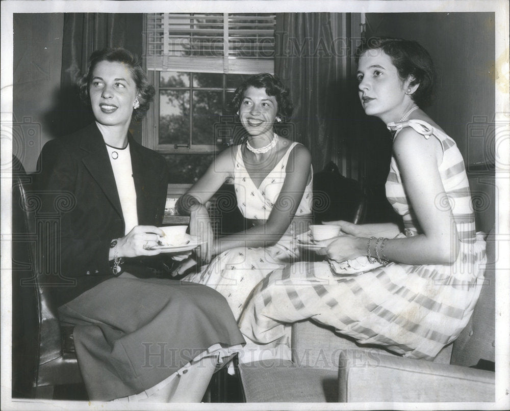 1952 Jeanne Brucker, Janet Fry &amp; Judy Hargrave Have Tea - Historic Images