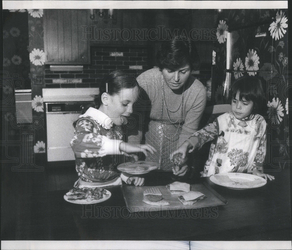 1975 Press Photo Cookbook Author Barbara Krane Feig Daughters Lizabeth Patti - Historic Images