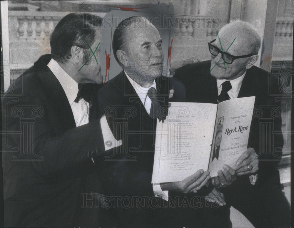 1974 Entertainer Danny Thomas And Bears Owner George Halas - Historic Images