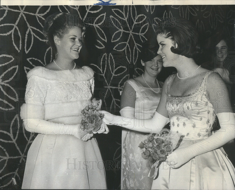 1965 Kathleen Liddy twin Patrica Presentation Ball Conrad Hilton - Historic Images