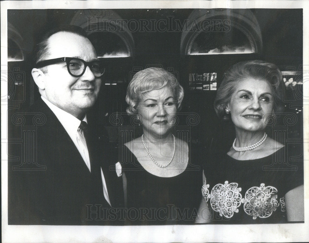 1964 Press Photo Herta Krueger Pink-Congress Hotel - Historic Images