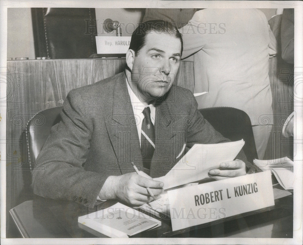 1954 Press Photo Robert L. Kunzig is at the Federal Building in a Hearing - Historic Images