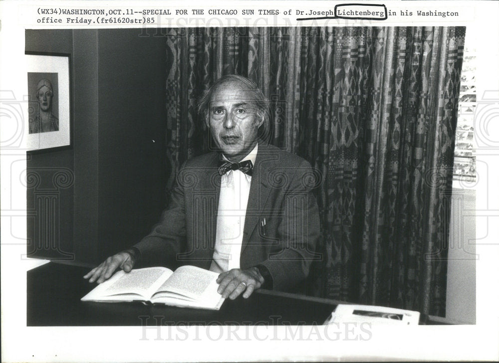 1985 Chicago Doctor Joseph Lichtenberg In Office - Historic Images