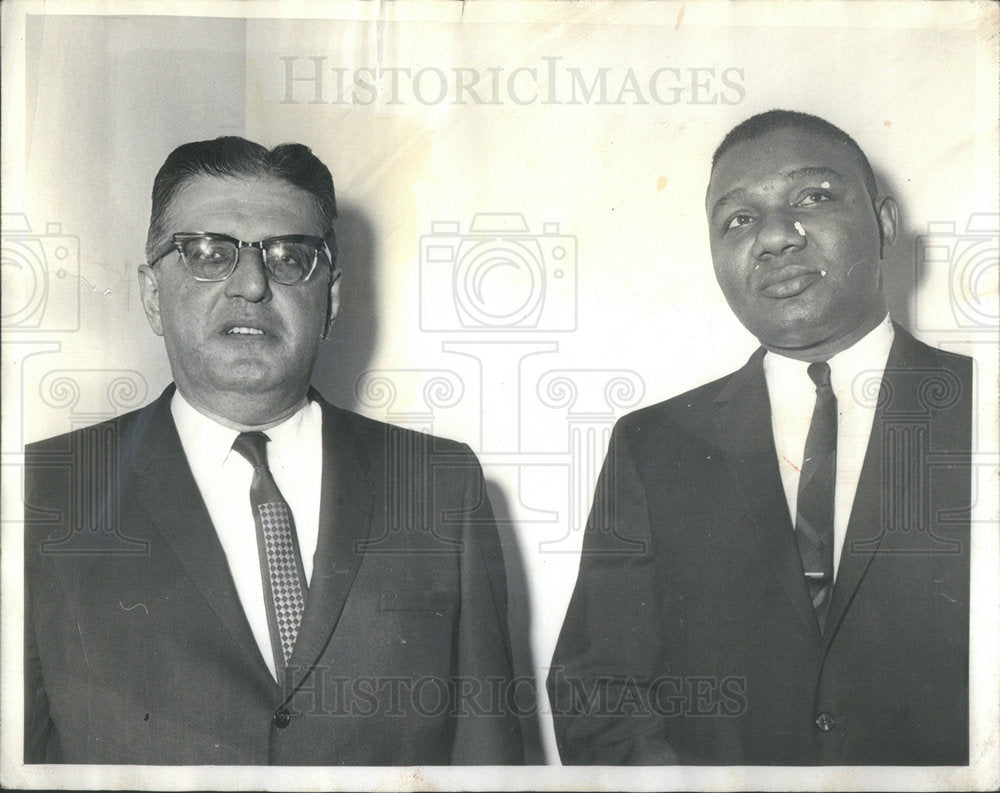 1967 Press Photo Police Magistrates Limperis Walton After Crowd Disruption - Historic Images