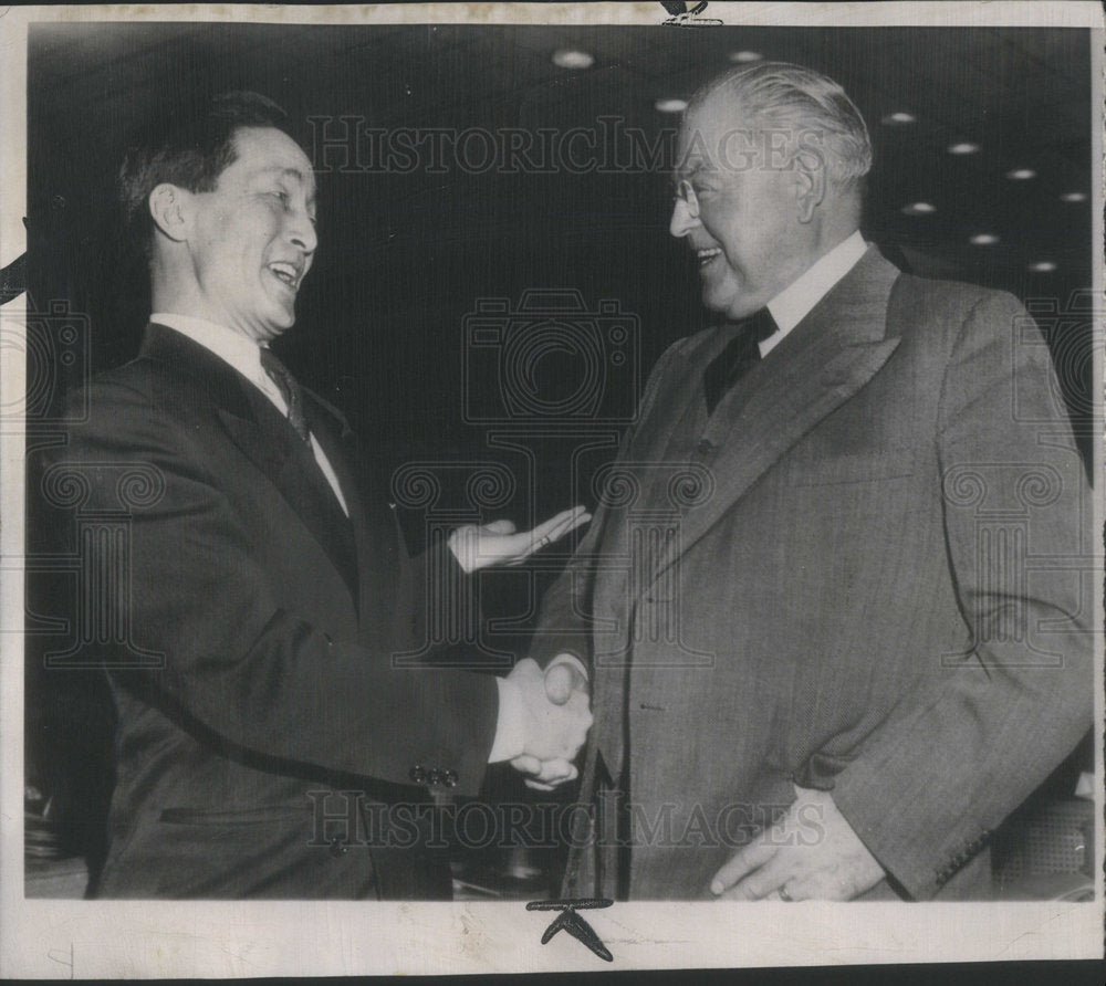 1951 Limb Austin Shake Hands After United Nations Meeting - Historic Images