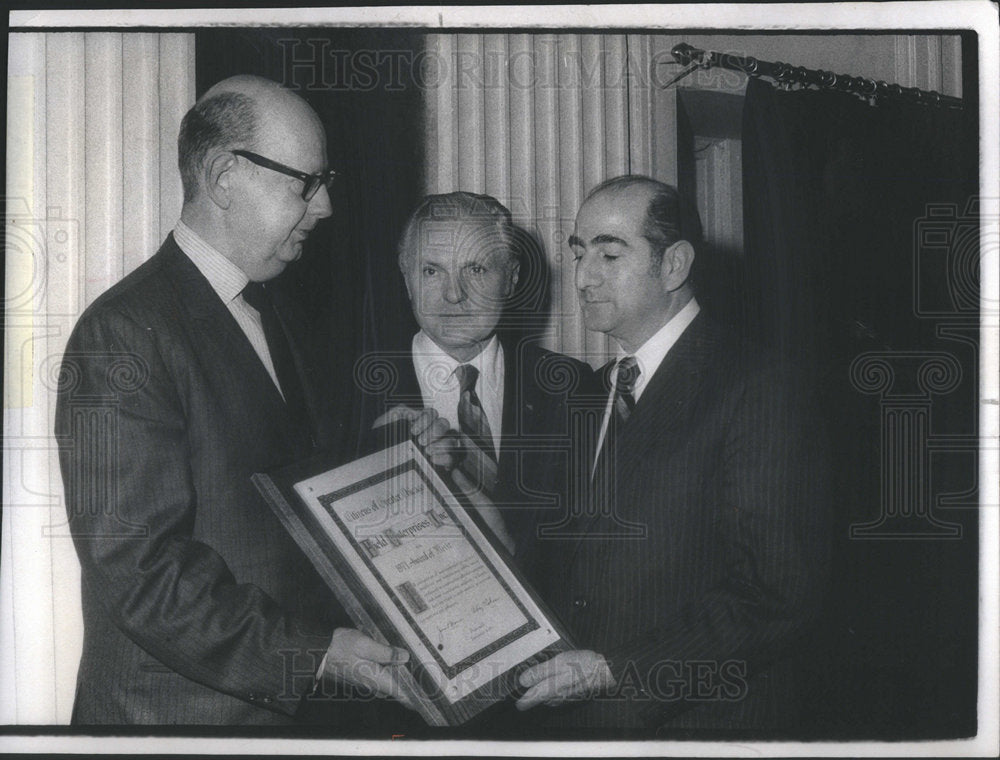 1971 Press Photo Ralph Liguori Public Relations Award James Morrison Chairman - Historic Images