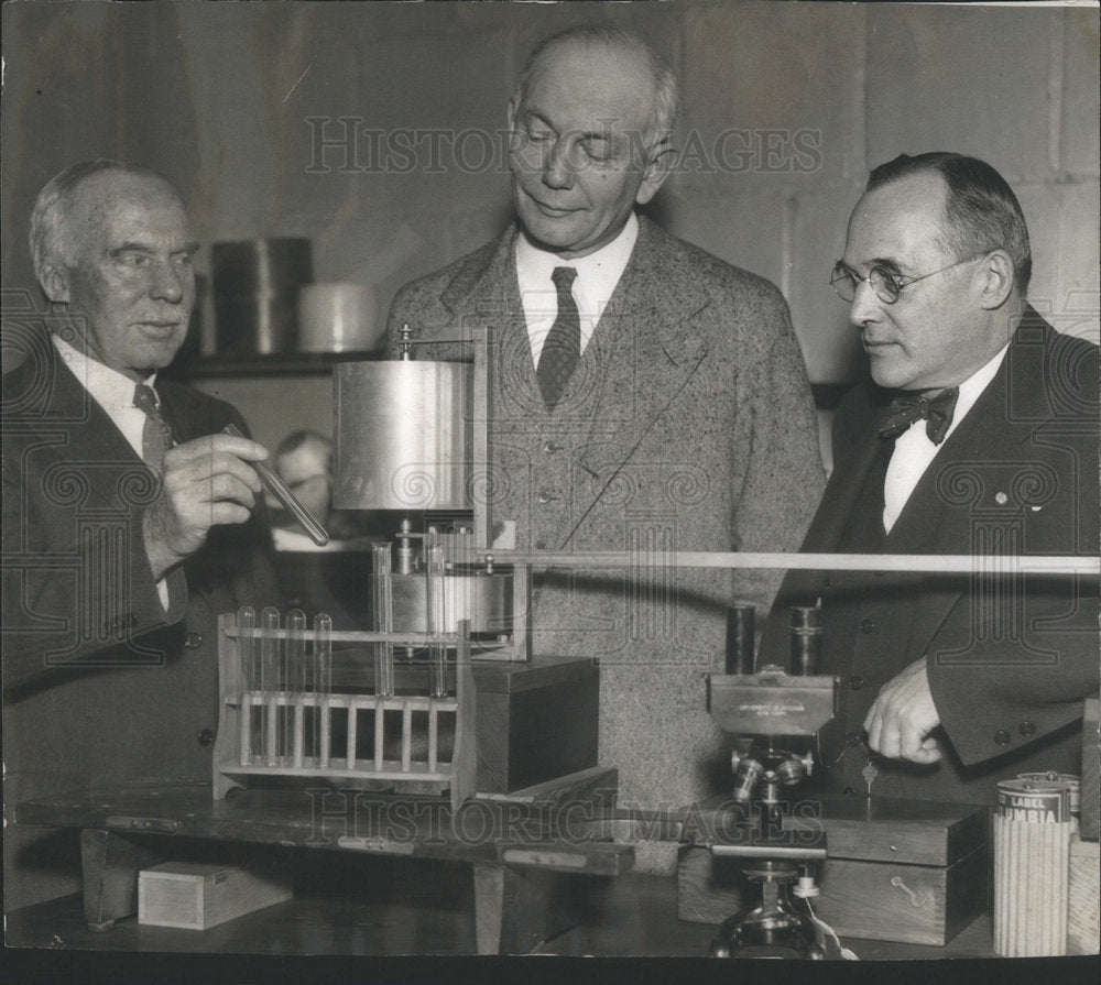 1947 University Chicago Biological Sciences Dean Lillie With Guests - Historic Images