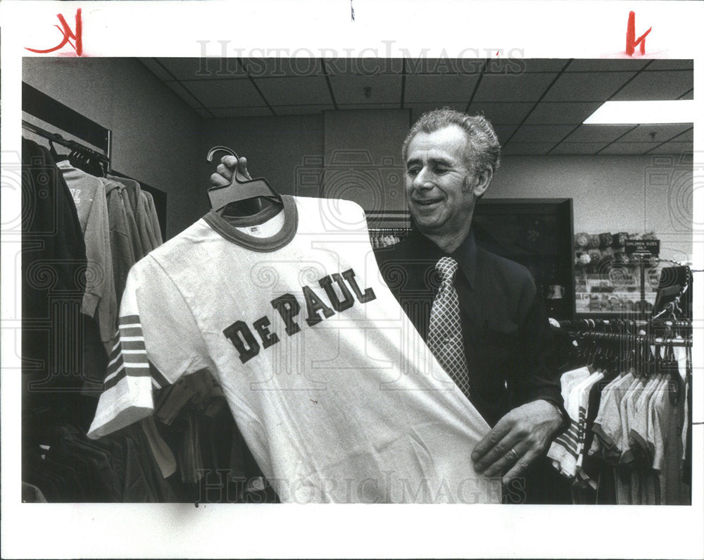 1979 Fred Light displays the 1-shirt that says it all. - Historic Images