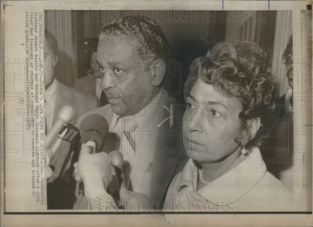 1975 Press Photo Mrs. Marguerite Lightner Stands Beside Husband in Court - Historic Images