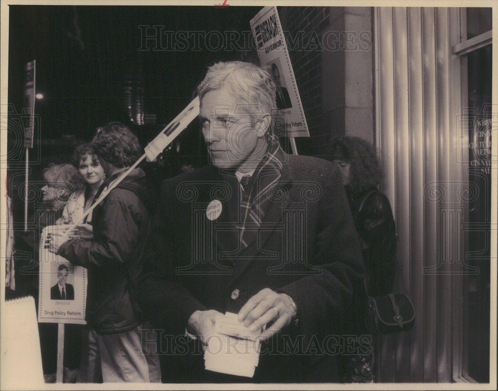 1994 Press Photo James Gierach Hands Out &quot;Gierach for Governor&quot; Brochures - Historic Images