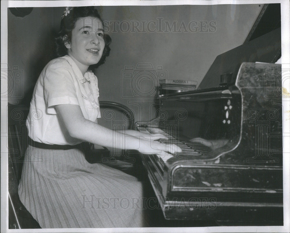 1953 Rochelle Liebling - Historic Images