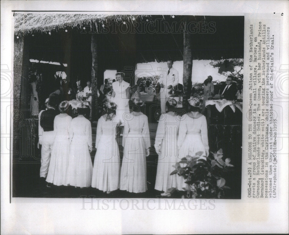 1955 Press Photo Queen Juliana Netherlands greet group native dancers village - Historic Images