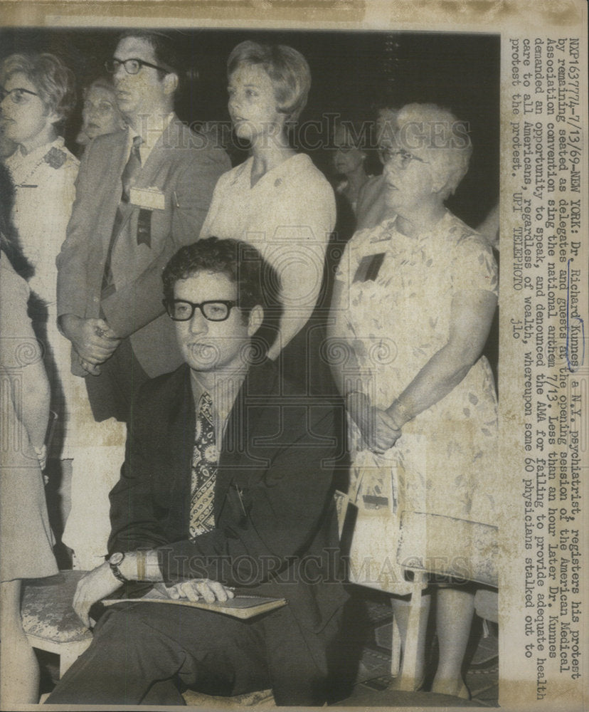 1969 Richard Kunnes New York Psychiatrist Protest - Historic Images