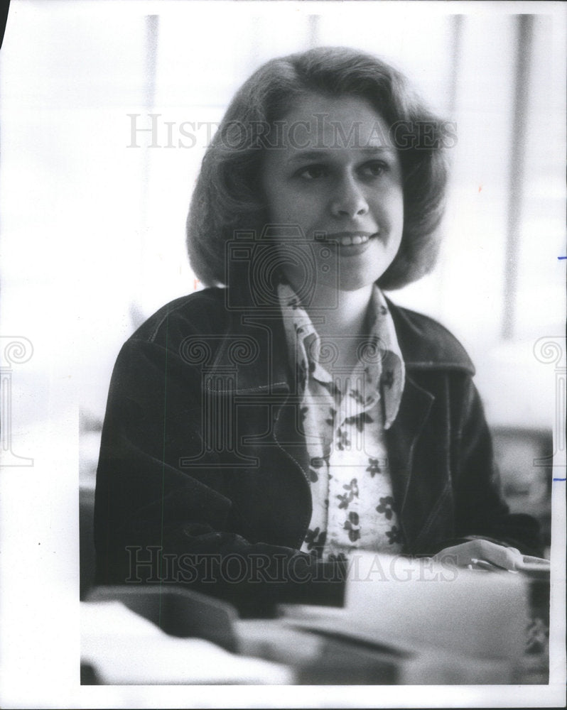 1975 Press Photo College Diplomas Guarantee Job Claudia Feldman History English - Historic Images