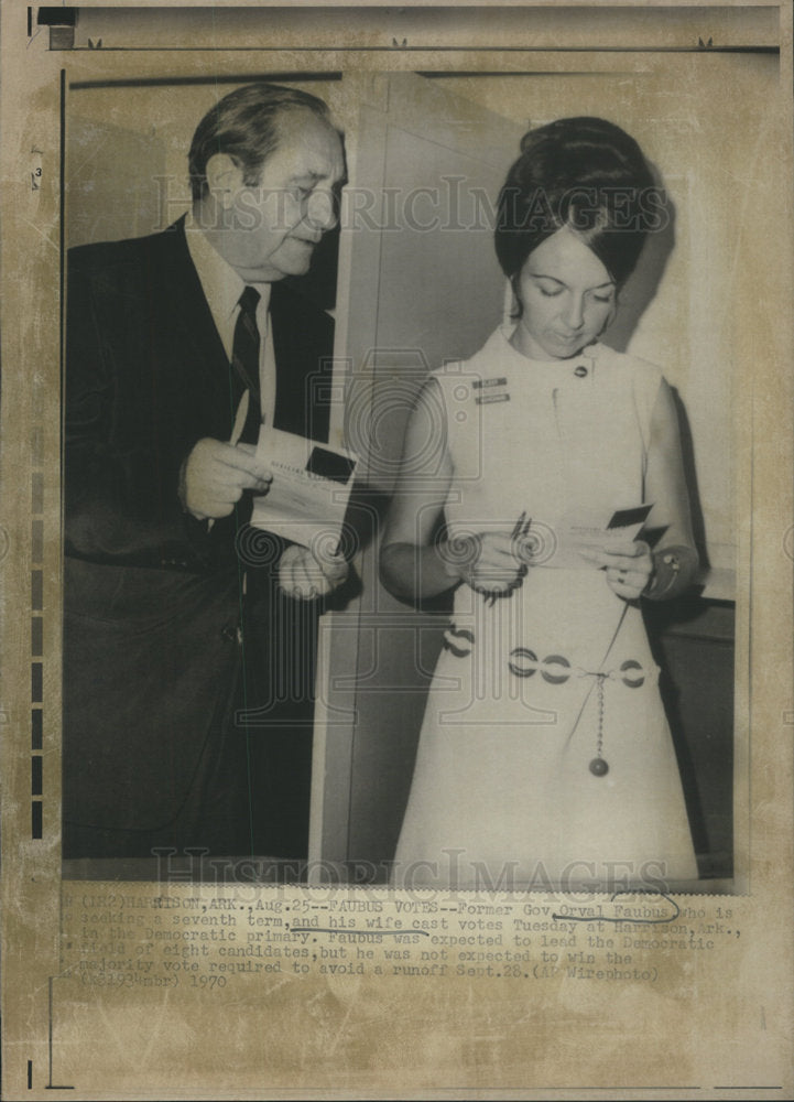 1970 Press Photo Orval Faubus wife cast vote Harrison Democratic majority - Historic Images