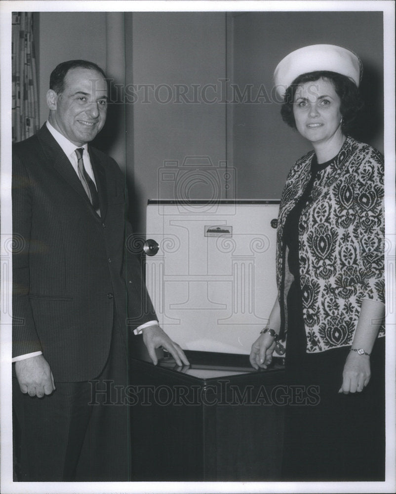 1964 Mrs Clarence Elliot Volunteer Work Raise Money Marchers America - Historic Images