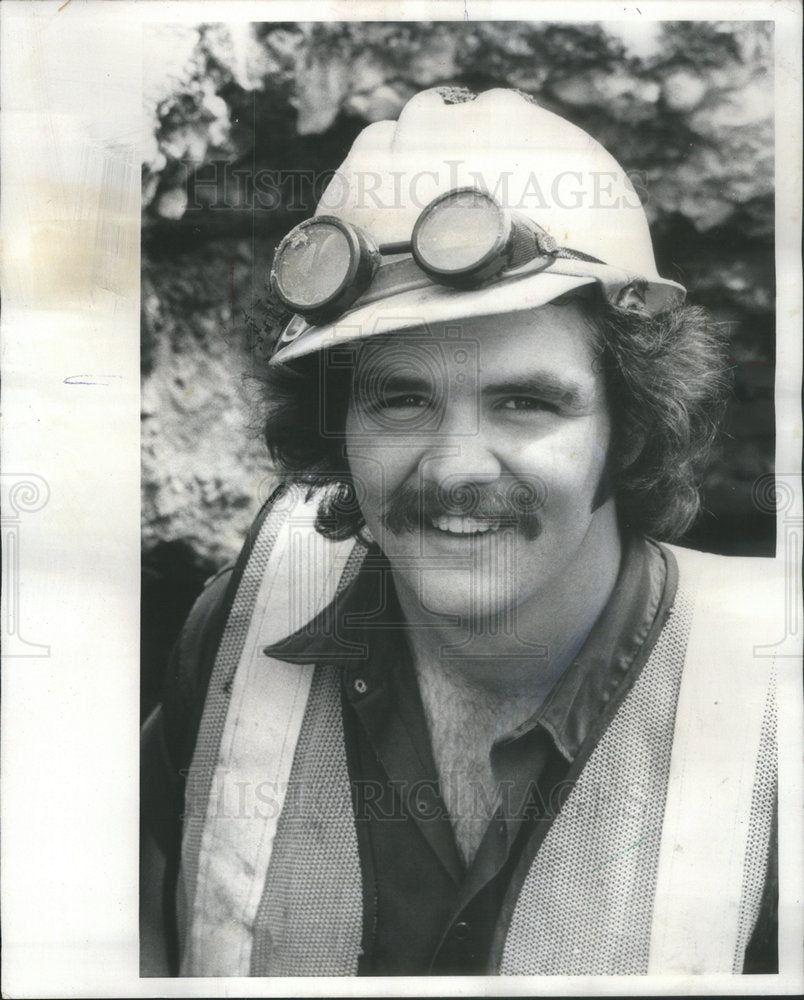 1976 Frank Farrelly laborer Madison street gas leak hole dig - Historic Images