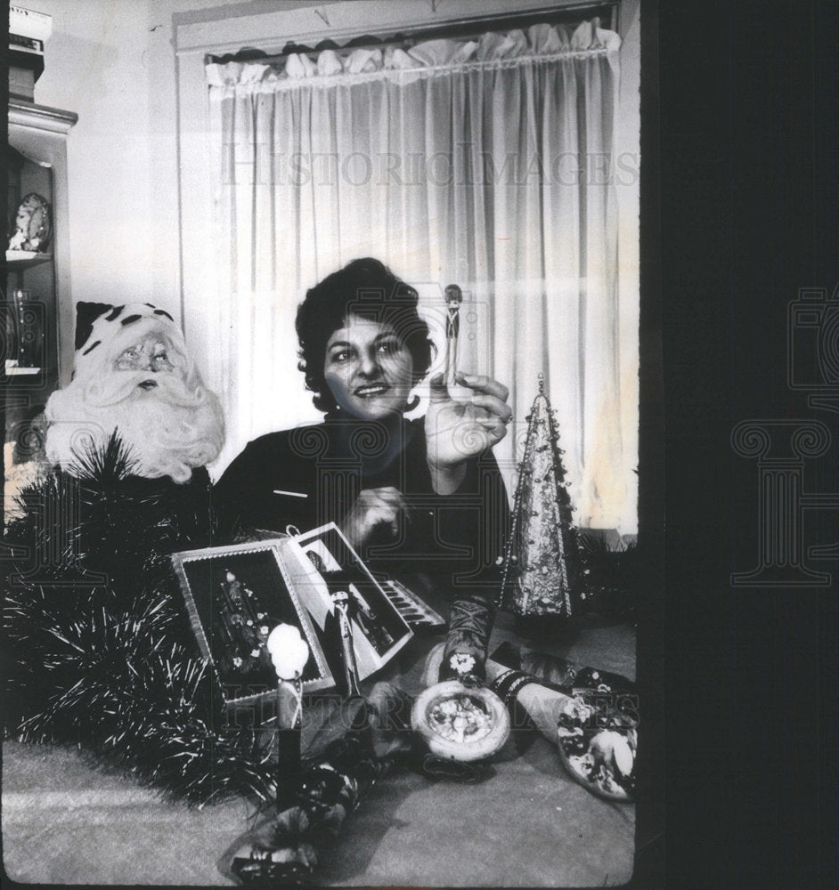 1972 Crafts Teacher Pat Fegurson Show Tableful Of Festive Idea - Historic Images