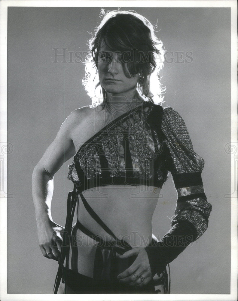 1972 Press Photo Cordis Fejer Sargon Actress War Organic Theater Production - Historic Images