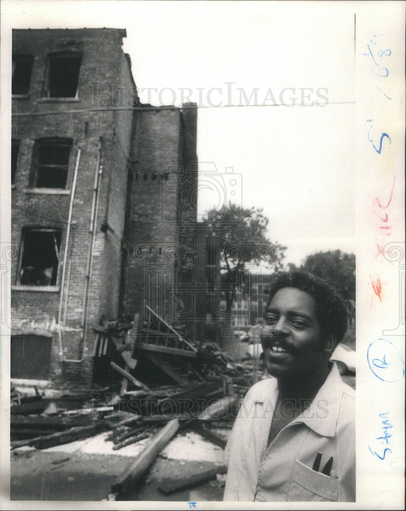 1984 Chicago police officer Milton Hubbard apartment building people - Historic Images