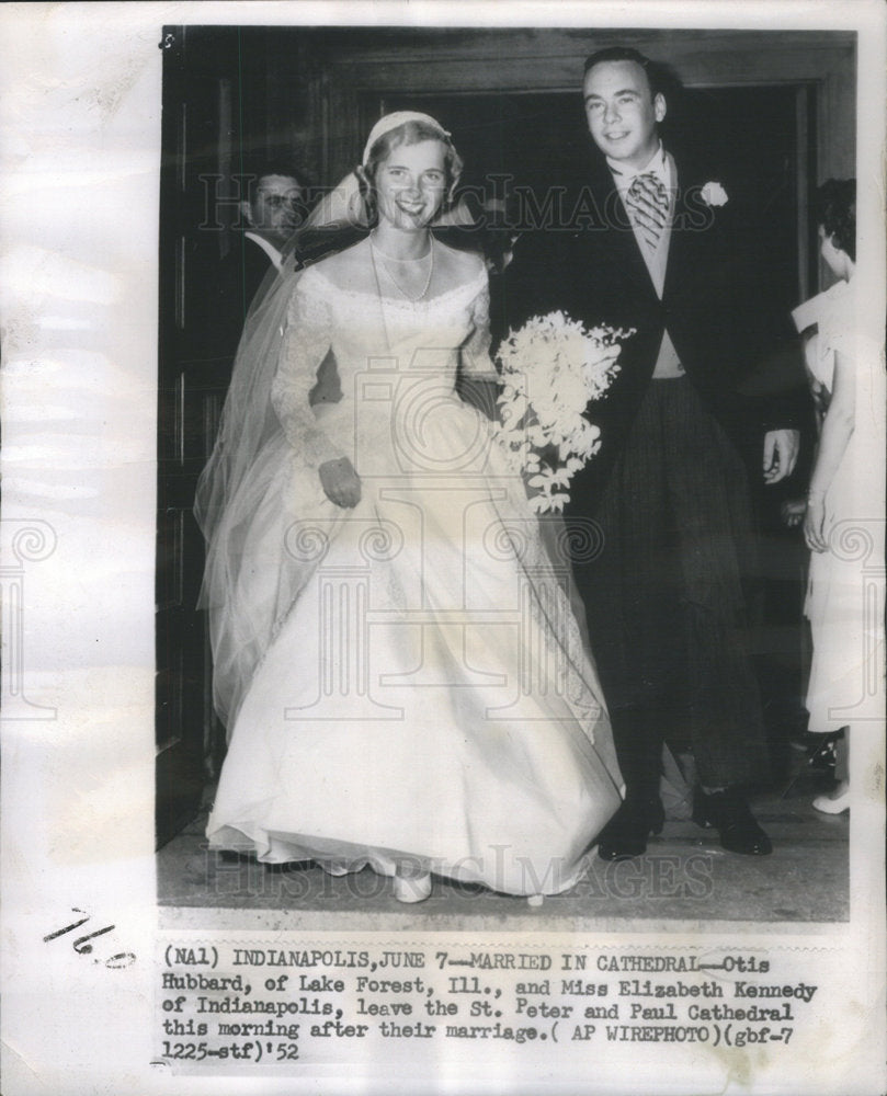 1952 Press Photo Otis Hubbard Elizabeth Kennedy Leave St Peter Paul Cathedral - Historic Images