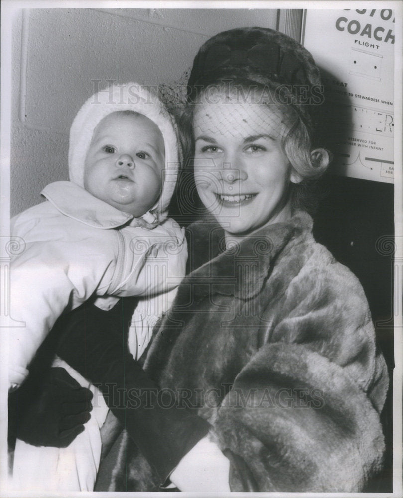 1960 Robert Neal Rogers Betty Leib Miss Chicago Baby O'Hare Airport - Historic Images