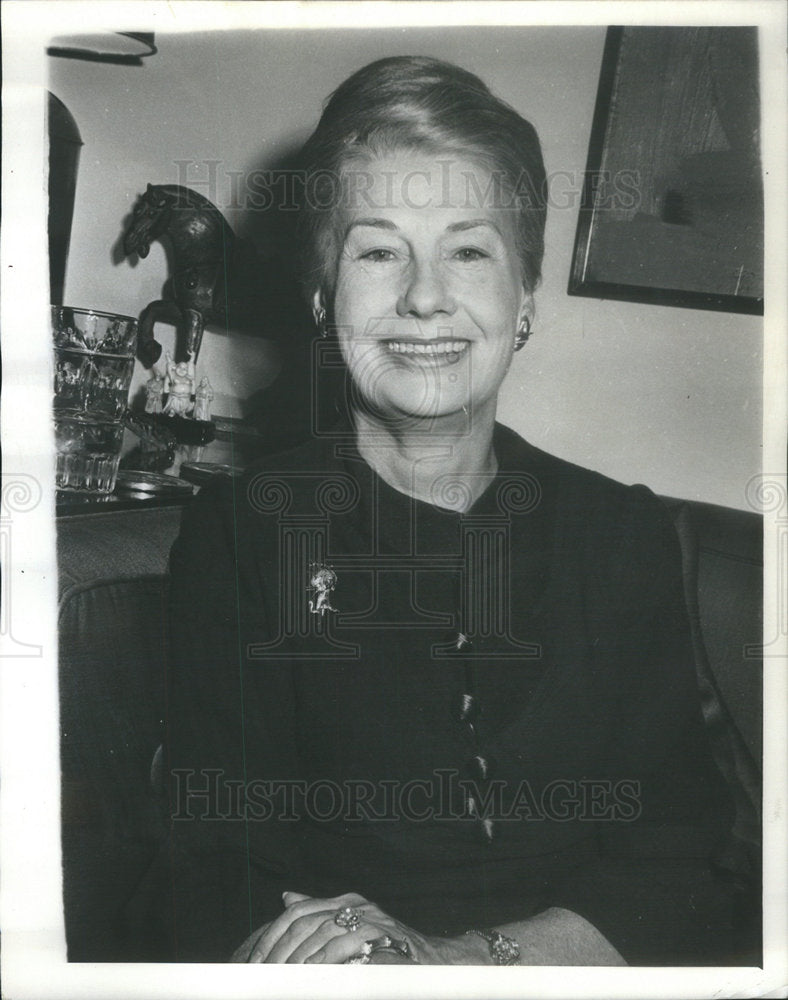 1963 Mrs Harry Houghton Edward Park Doyles library Christmas green - Historic Images