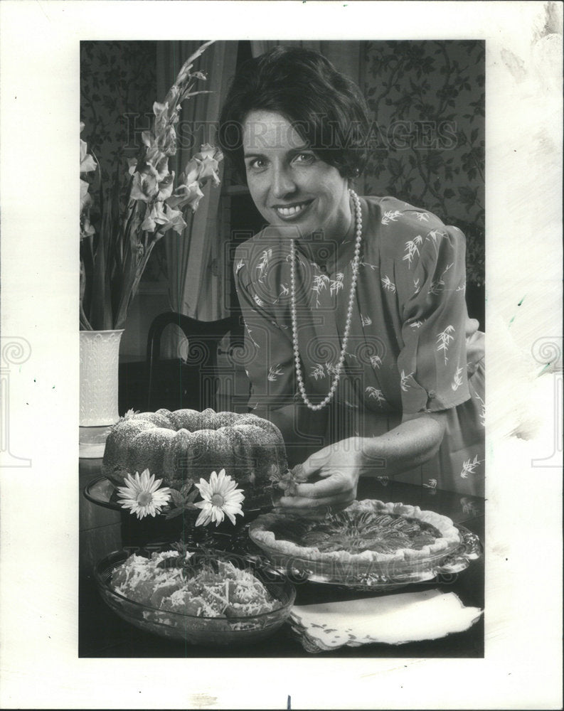 1983 Jean Liles Peach Brandy Pound Cake - Historic Images