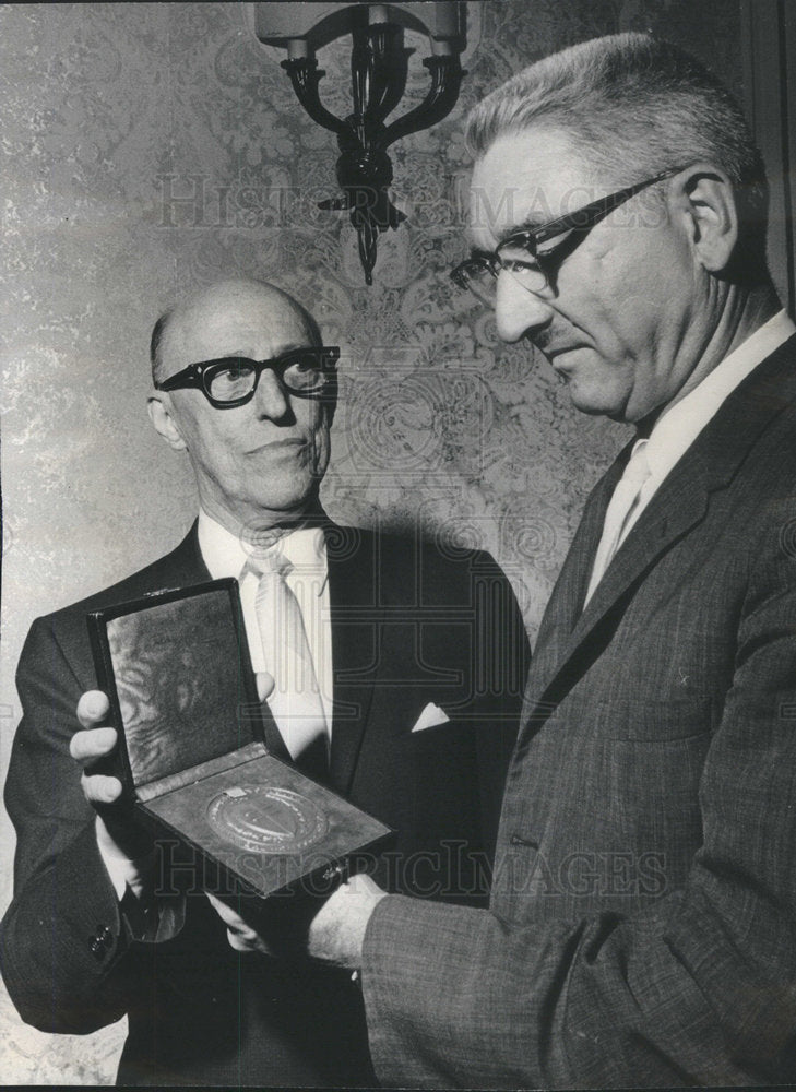 1965 Meyer Lichtenstein Receives Medal From Milan Novak In Hotel - Historic Images