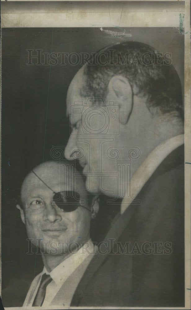 1970 Mordechai Limon Israeli Defense Minister Moshe Dayan Boss arms - Historic Images