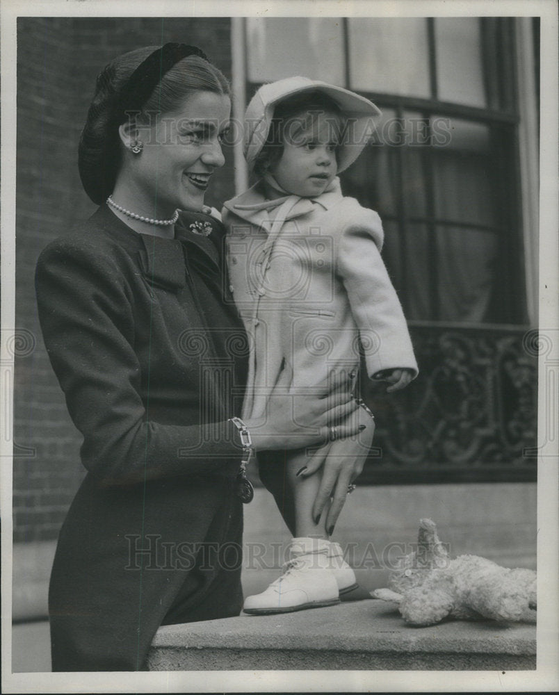 1945 Mrs Edward Limberg And Brucey One And Half Year Old At Club - Historic Images