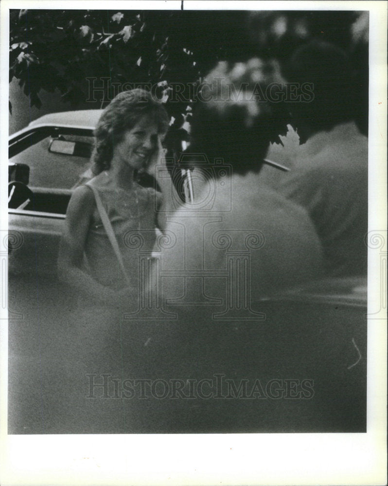 1985  FRANK MOORE&#39;S WIFE JACKIE KRUTZ RELIEF SURRENDERED POLICE - Historic Images