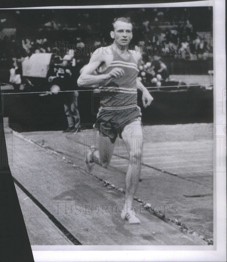 1966 Jim Grelle Portland Los Angeles indoor track tape winner mile - Historic Images