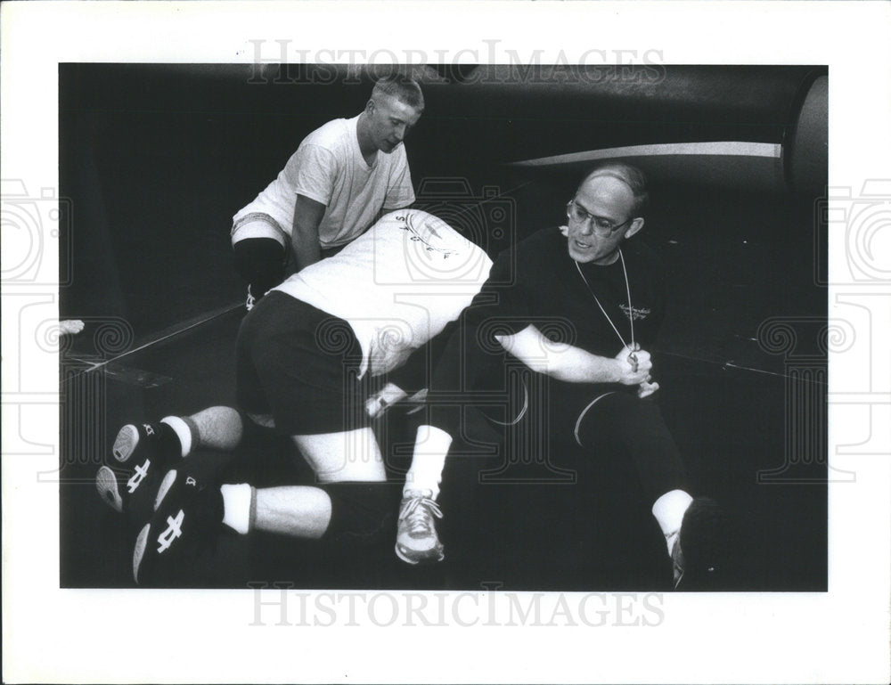 1993 Press Photo Bruce Cook Meadowdale demonstrates wrestlers Edmonds guide - Historic Images